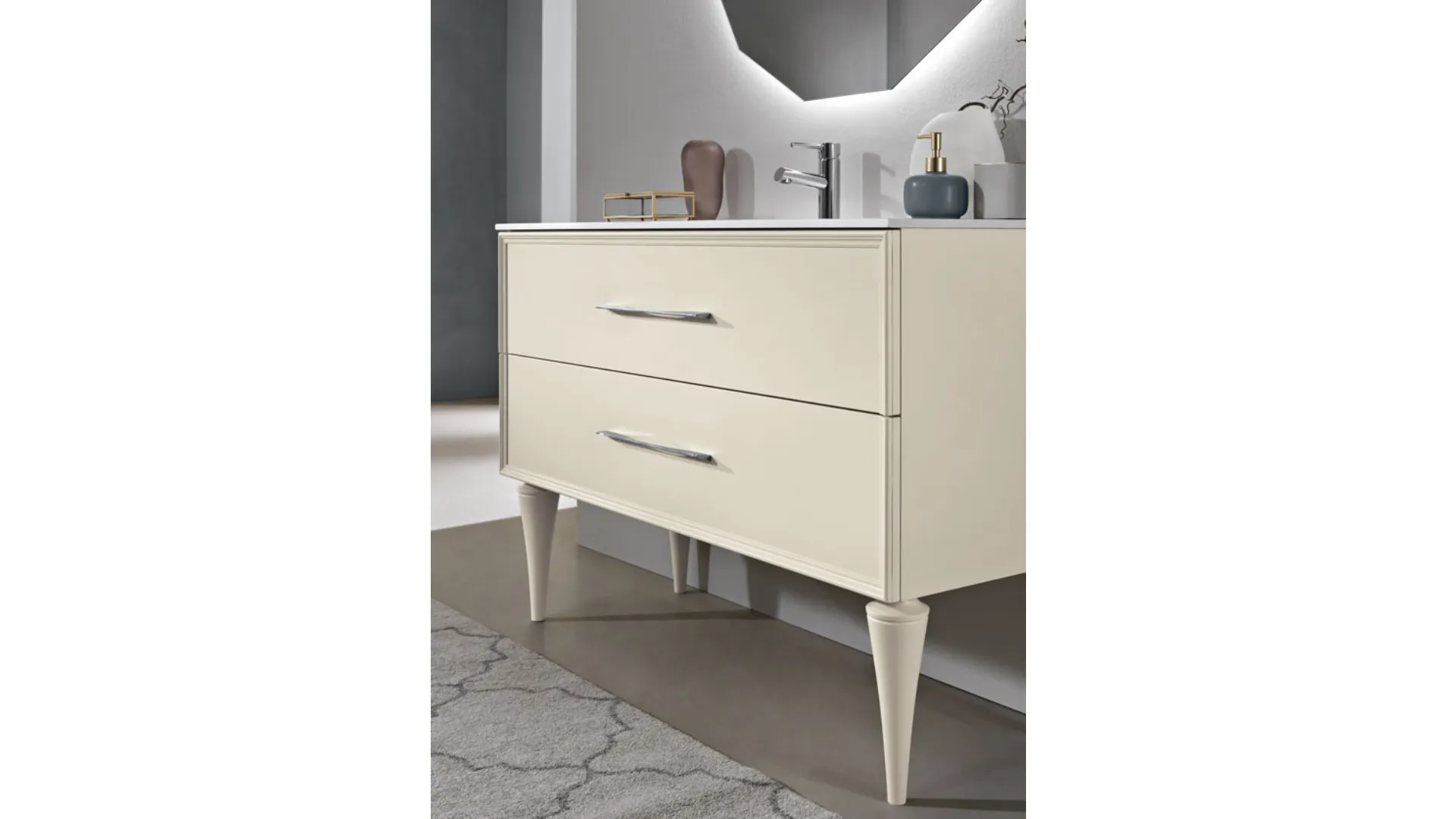 Mobile da Bagno con piedi Classic laccato opaco Avorio con maniglia Cromo e lavabo in mineralmarmo di Bluelife